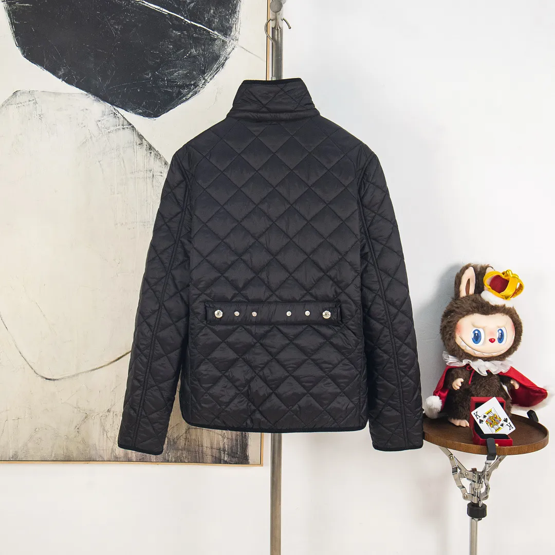 P390 zp version [Exclusive supply] Ralph Lauren/Ralph Lauren 2025aw autumn and winter popular items diamond-shaped quilted embroidered corduroy strips imitation feather jacket jacket Correct three-pocket version Slight waist design Free matching neckline ✅ Facial filling imitation feather cotton Three-in-one diamond-shaped quilted embroidery Soft and comfortable ✅ Customized double-circle brand hardware buckle back waist freely adjustable elastic design ✅ RL three-color diamond plaid cotton jacket 100% restoration Corduroy strips run through the whole body. No knots or overlaps. Artificial curling. Fine workmanship. Highly recommended. A rare cotton jacket that does not look bloated. Can be worn as an inner layer in the north. Wearing with multiple necklines. Elastic waistline at the back. Adjustable waistline. Matte memory technology gives the face a cotton feel. Not to be missed. Highly recommended. Color: black, white, gray green, khaki, navy. Size: S M L XL. Number: WW10948.